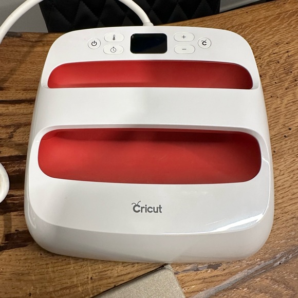 PENDING SALE Cricut EasyPress 2 9”x9” - Picture 1 of 4